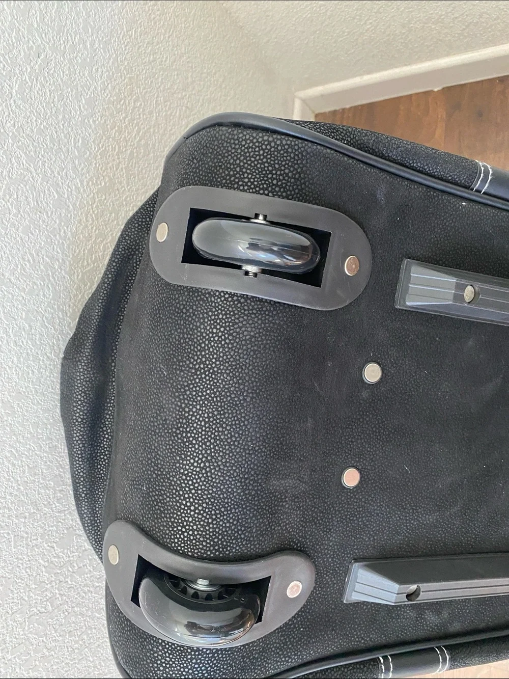 Sovrano Black Novohyde Leather Wheeled Duffel Bag with Hideaway Handle NWOT